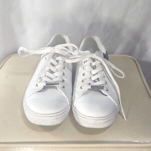 White Tommy Hilfiger tennis shoes